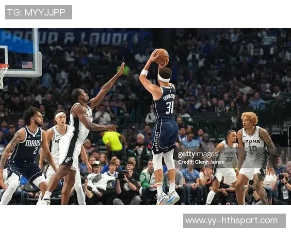 克莱上半场状态低迷仅得5分三分球命中率惨淡