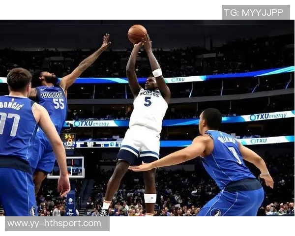 爱德华兹29分钟内高效发挥18投8中贡献26分5篮板3助攻2盖帽表现精彩但犯规频繁影响比赛乐趣 爱德华兹29分钟内高效发挥18投8中贡献26分5篮板3助攻2盖帽表现精彩但犯规频繁影响比赛乐趣