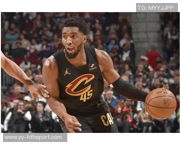 米切尔半场表现平平仅得13分3助攻失误和犯规影响发挥 米切尔半场表现平平仅得13分3助攻失误和犯规影响发挥